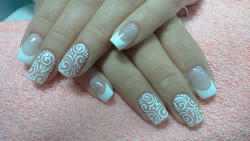 Estênceis para aprender a pintar as unhas. Pregos de pintura para iniciantes passo a passo com uma foto. Exemplos d