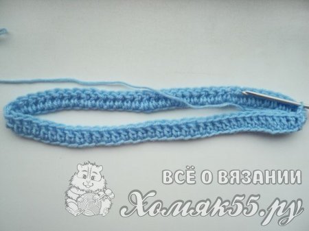 Chapéu com tranças oblíquas. Chapéu elegante com tranças, amarrado com gradiente