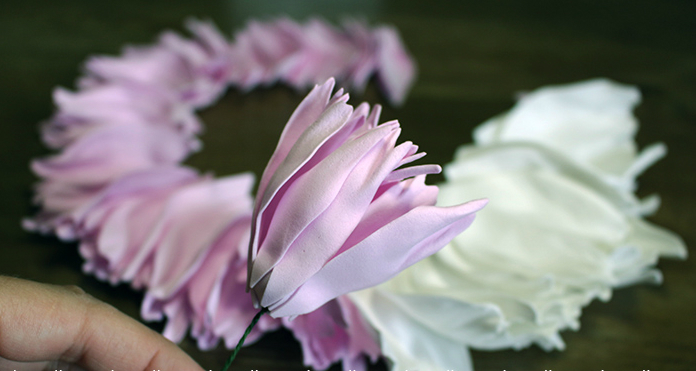 Flores espumiranas para patrones topiarios. El tulipán de espuma. Lily de foamirana.