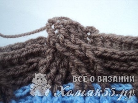 Chapéu com tranças oblíquas. Chapéu elegante com tranças, amarrado com gradiente