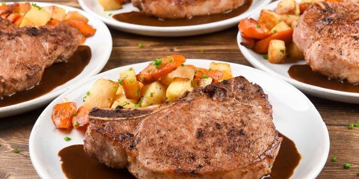 El estofado de cerdo es una receta sencilla. Estofado de cerdo con cartopley.