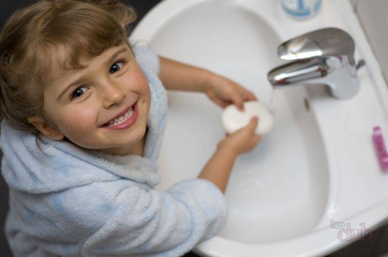 Lo que necesita beber con la infección por rotavirus del niño. Causas de la infección por rotavirus en niños. Los p