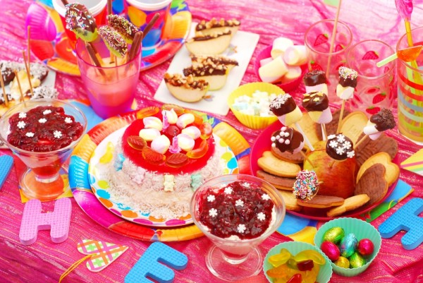 자녀의 생일 초대장을 인쇄하십시오. 소녀의 생일 초대장.