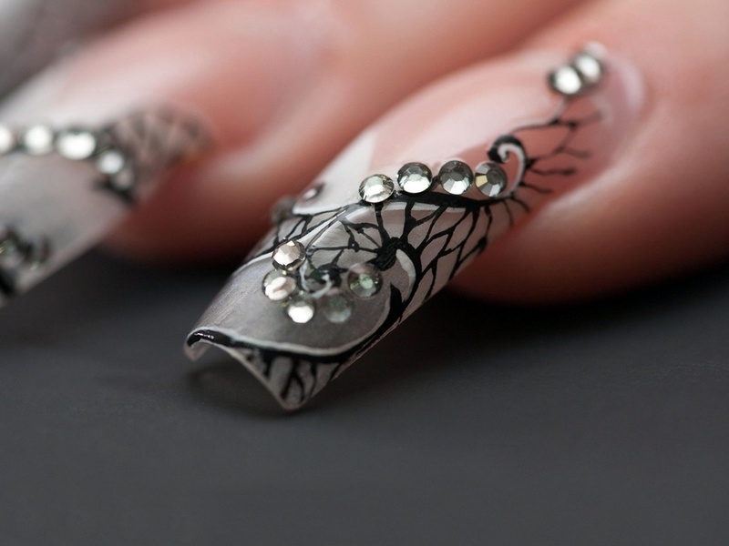Estênceis para aprender a pintar as unhas. Pregos de pintura para iniciantes passo a passo com uma foto. Exemplos d