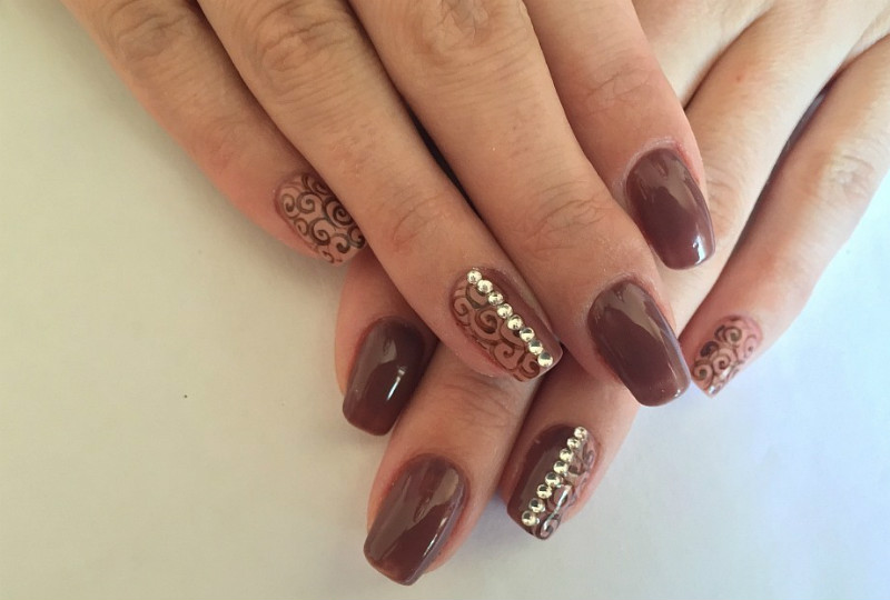 Estênceis para aprender a pintar as unhas. Pregos de pintura para iniciantes passo a passo com uma foto. Exemplos d