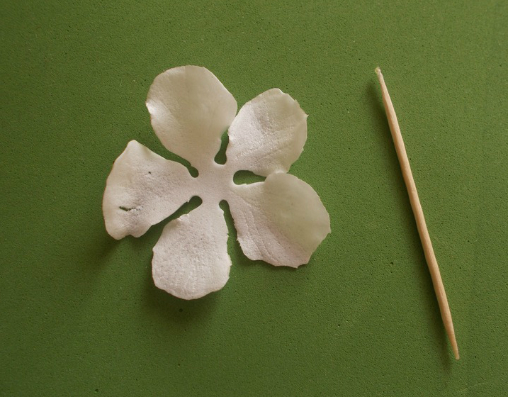 Flores espumiranas para patrones topiarios. El tulipán de espuma. Lily de foamirana.