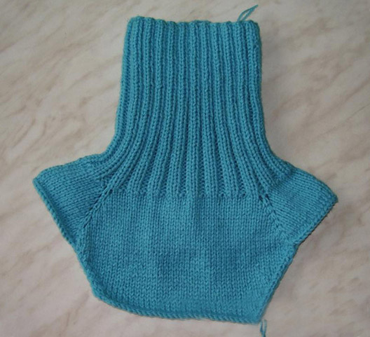 Camisa de punto para niños. Radios dickey simples para el niño.