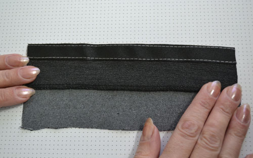 Costura secreta en una tela delgada. Archivado de costuras secretas de fondo en una máquina de coser.