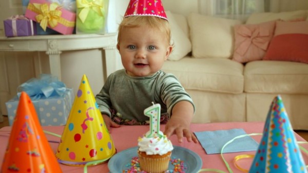 자녀의 생일 초대장을 인쇄하십시오. 소녀의 생일 초대장.
