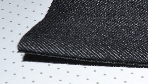 Costura secreta en una tela delgada. Archivado de costuras secretas de fondo en una máquina de coser.
