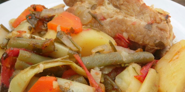 El estofado de cerdo es una receta sencilla. Estofado de cerdo con cartopley.