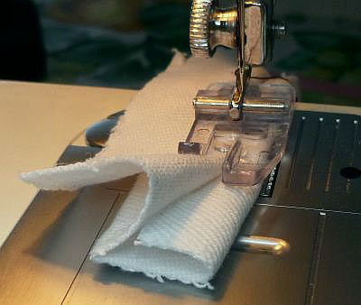 Costura secreta en una tela delgada. Archivado de costuras secretas de fondo en una máquina de coser.