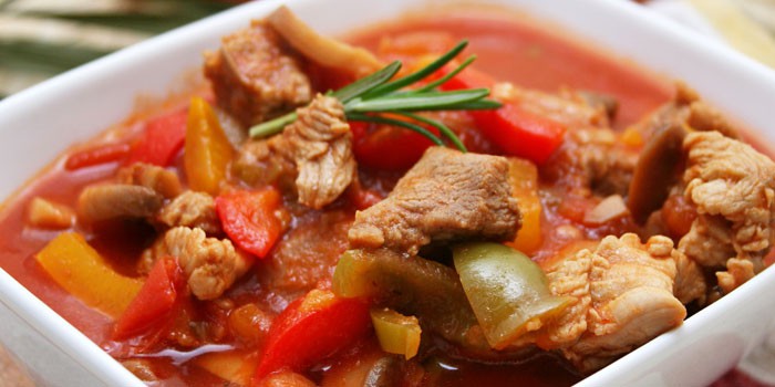 El estofado de cerdo es una receta sencilla. Estofado de cerdo con cartopley.