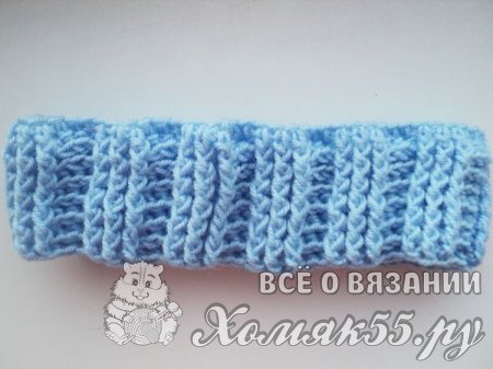 Chapéu com tranças oblíquas. Chapéu elegante com tranças, amarrado com gradiente
