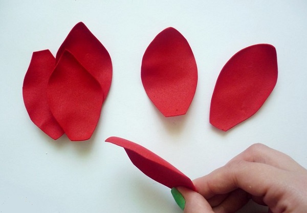 Flores espumiranas para patrones topiarios. El tulipán de espuma. Lily de foamirana.