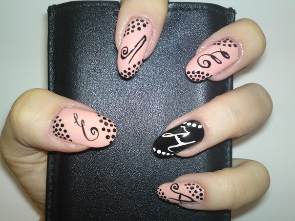 Estênceis para aprender a pintar as unhas. Pregos de pintura para iniciantes passo a passo com uma foto. Exemplos d