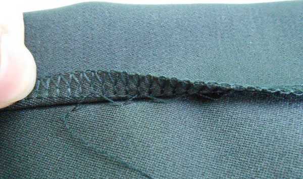 Costura secreta en una tela delgada. Archivado de costuras secretas de fondo en una máquina de coser.