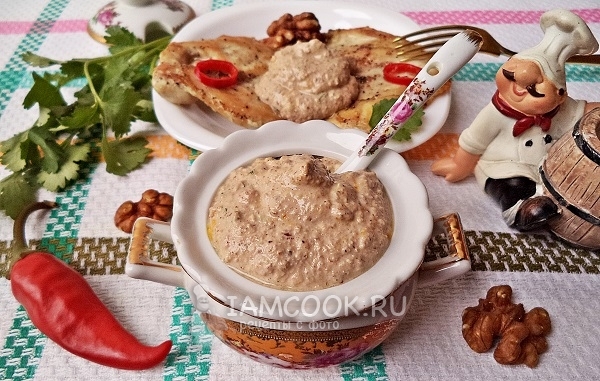 Receta de salsa bage de nuez. Pollo Satsivi - Pollo estofado en salsa bazhe de nueces.