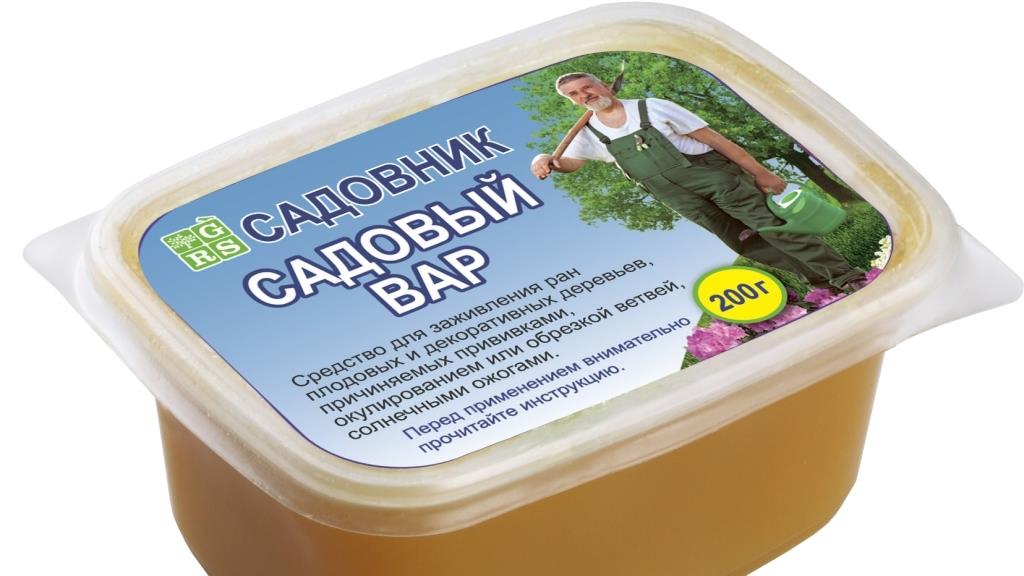 Подрязване на дървета в градината