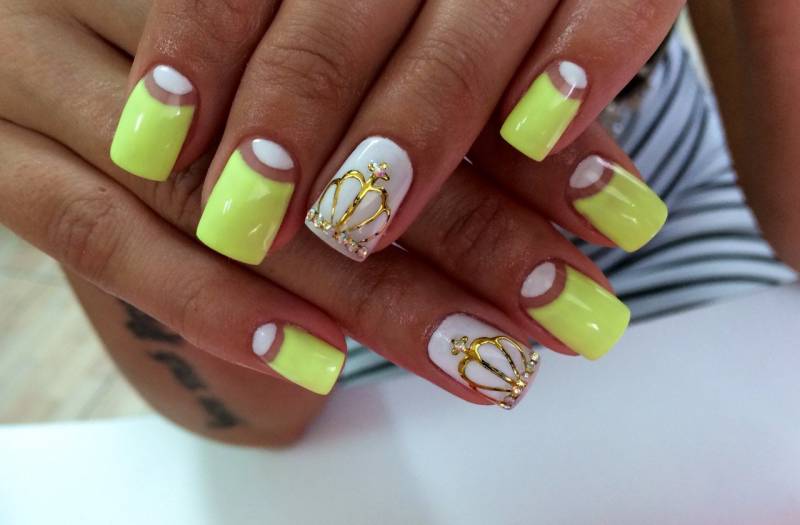 Estênceis para aprender a pintar as unhas. Pregos de pintura para iniciantes passo a passo com uma foto. Exemplos d