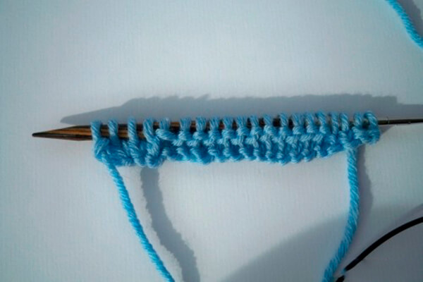 Chapéu com tranças oblíquas. Chapéu elegante com tranças, amarrado com gradiente
