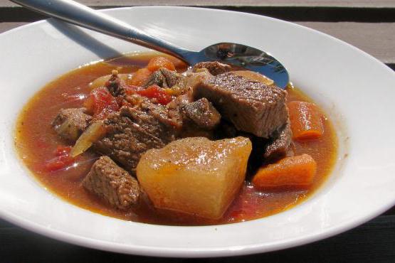 El estofado de cerdo es una receta sencilla. Estofado de cerdo con cartopley.