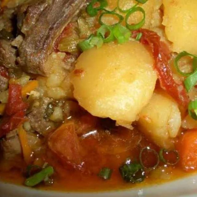 Cómo cocinar la salsa con patatas. Preparación de carne y salsa de patata: instrucciones detalladas.